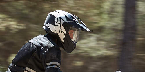 10 Enduro- und Adventure-Helme im Test | MOTORRADonline.de