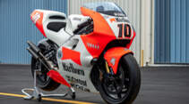 1996 Yamaha YZR500 OWJ1 Kenny Roberts Jr. bei Iconic Motorbikes Auctions (10/2022)