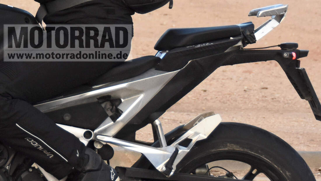 Erlkönig KTM 1290 Super Duke GT (11/2022)