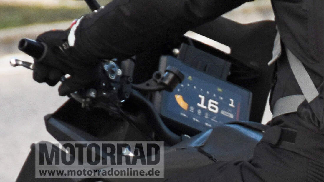 Erlkönig KTM 1290 Super Duke GT (11/2022)