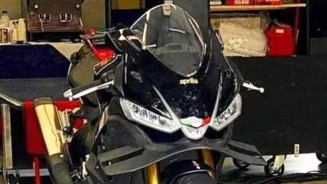 Erlkönig Spyshots Aprilia RSV4 und Tuono V4 mit RS-GP-Winglets (05/2023)