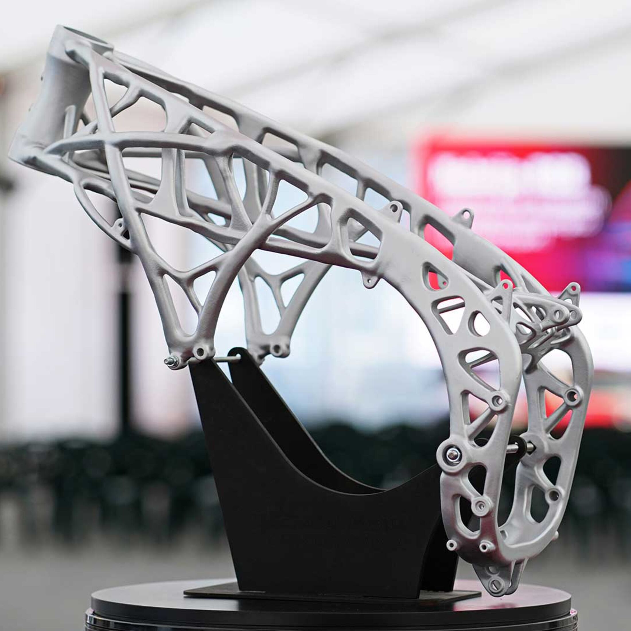 ArcelorMittal stellt mit 3D-Druck leichten Motorradrahmen aus