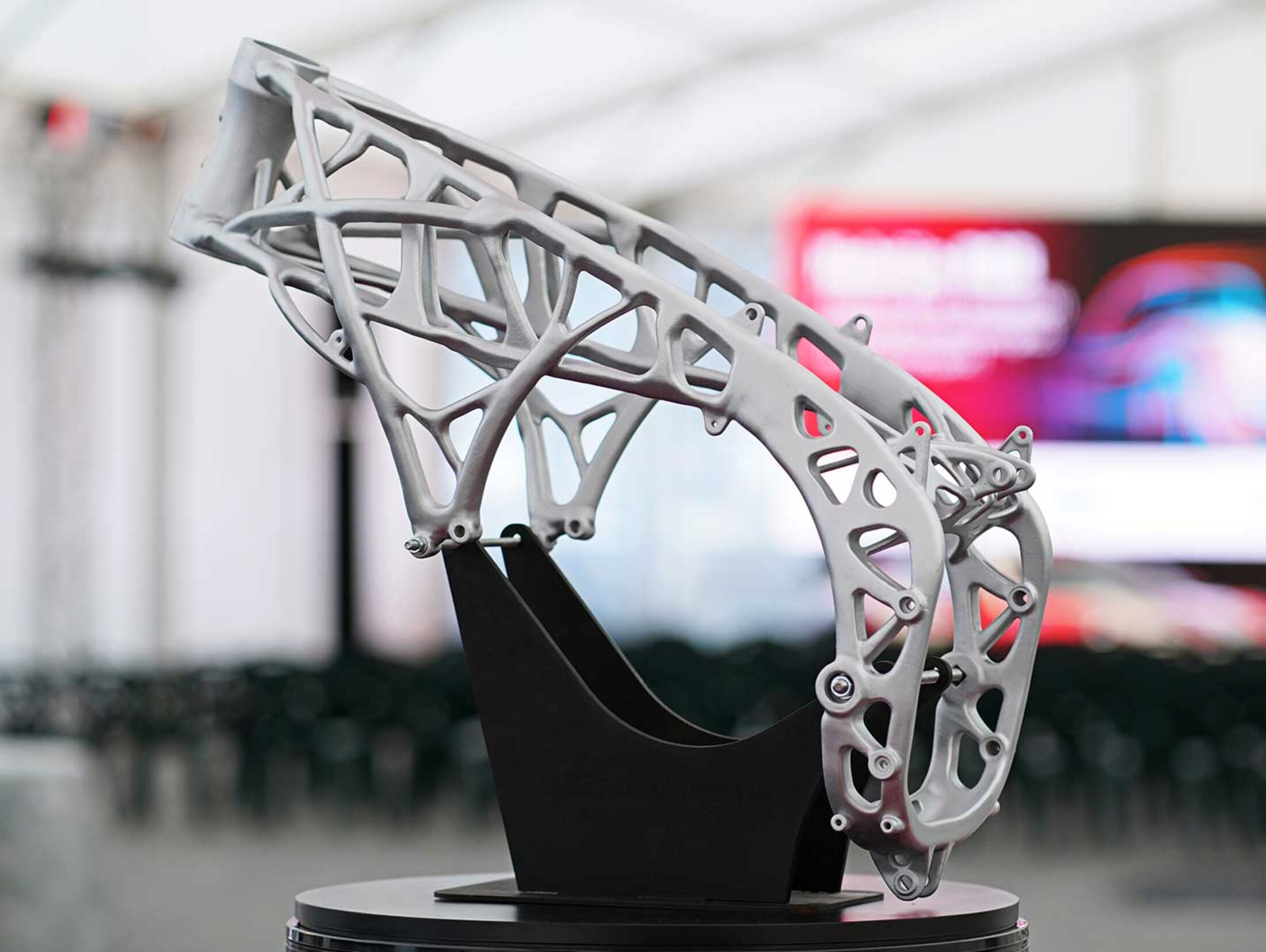 ArcelorMittal stellt mit 3D-Druck leichten Motorradrahmen aus