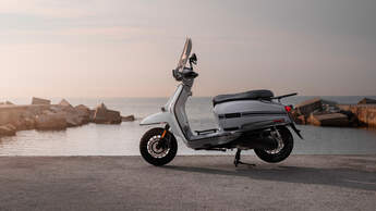 Große Motorroller Lambretta V200 Special