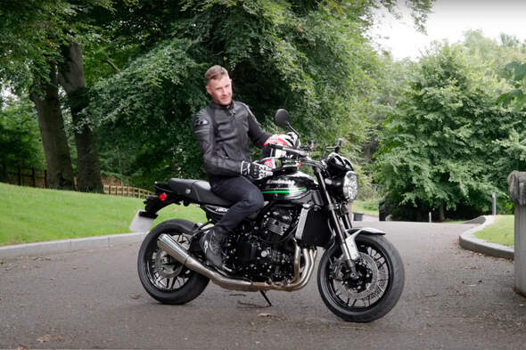 Superbike-Weltmeister auf Retro-Bike - Jonathan Rea Motorradführerschein und erstes Bike