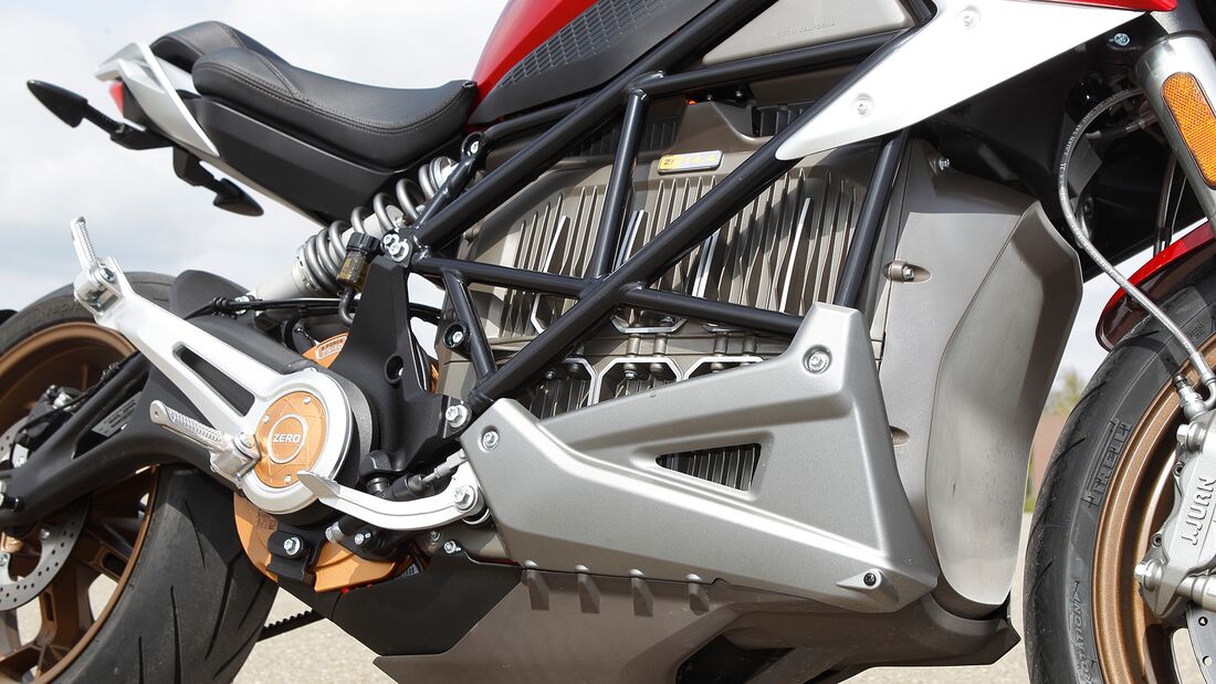 Kompakt-Klasse: Der derzeit größte Akku (14,4 kWh) im Motorradbau fügt sich harmonisch zwischen die Rohre des Gitterrohrrahmens.