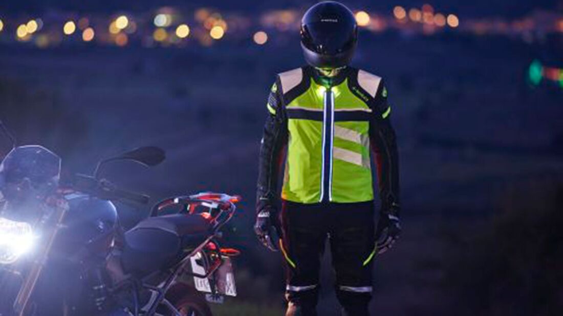 Lichter an Motorradkleidung und Motorradhelmen
