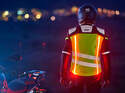 Lichter an Motorradkleidung und Motorradhelmen