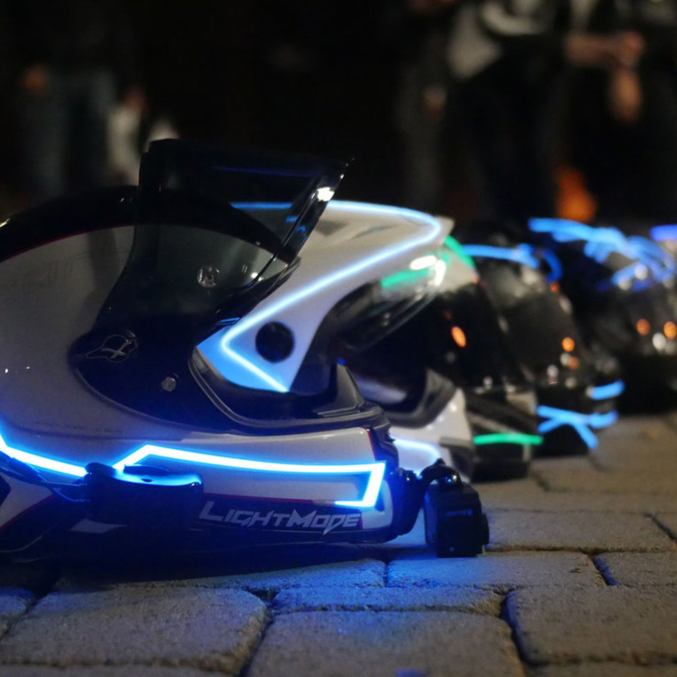 LightMode - leuchtende Nachrüstkits für Motorradhelme