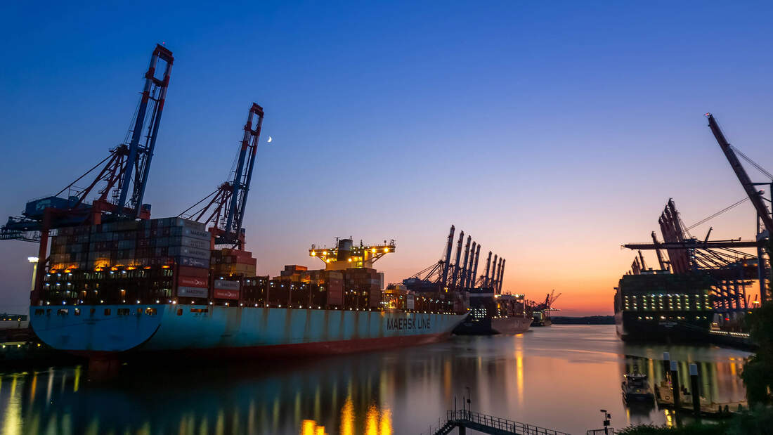 Motorrad Lieferung Container Containerschiff