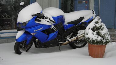 Motorrad Winterpause Schnee
