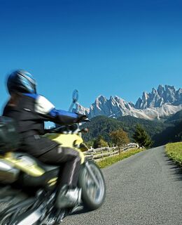 Motorrad auf kleiner Straße in den Dolomiten