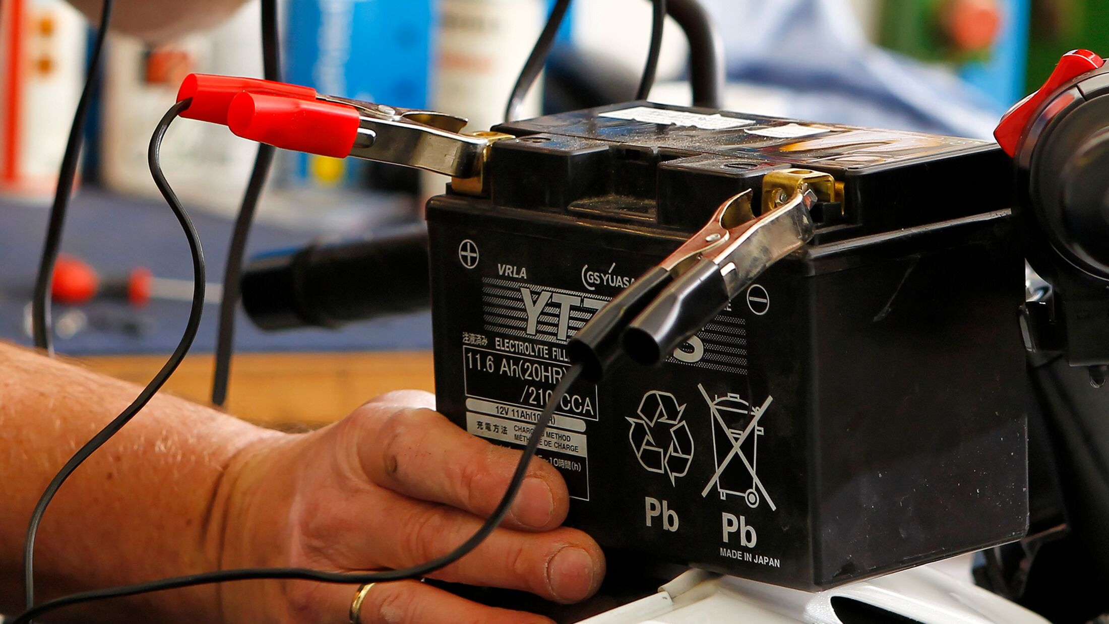 15 Motorrad-Batterieladegeräte im Test Motorradbatterie aufladen