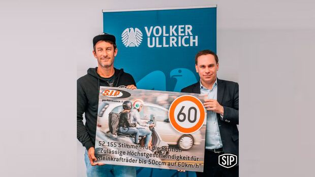 Ralf Jodl (links), SIP Scootershop GmbH, und der Bundestagsabgeordnete Volker Ullrich (CSU)