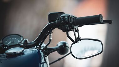 Rückspiegel unterm Lenker am Motorrad Harley-Davidson-Forty-Eigh Detail