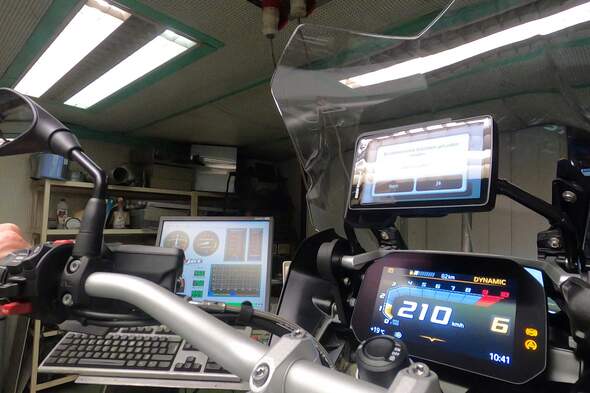 Was bringt der synthetische Kraftstoff? - MOTORRAD testet E-Fuel gegen Super