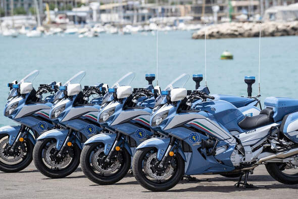 90 Yamaha FJR 1300 AE übergeben - Neue Polizeimotorräder für Italien