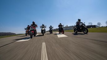 Yamaha MT-09, Triumph Street Triple R, Kawasaki Z 900, KTM 890 Duke, BMW F 900 R, Ducati Monster Vergleichstest