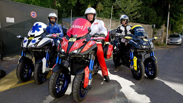 Yamaha Niken Begleitfahrzeug bei der Tour de France und dem Giro d Italia 2019