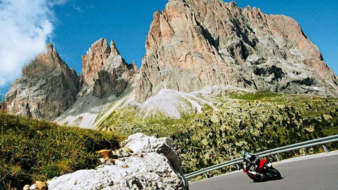 Motorradfahren und Wandern in den Dolomiten
