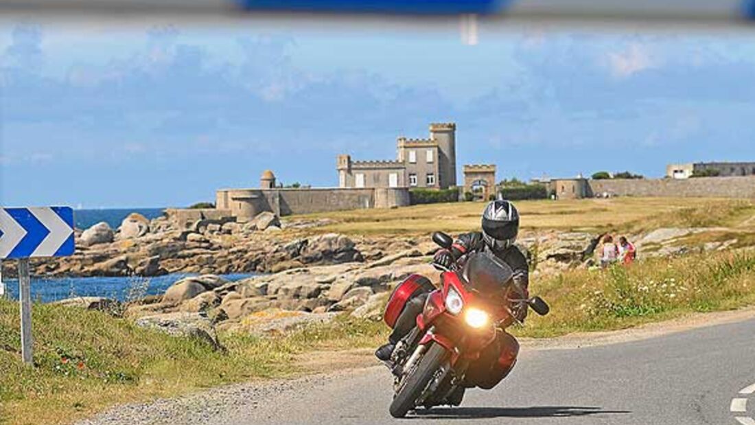 Motorradfahren an der Küste Frankreichs