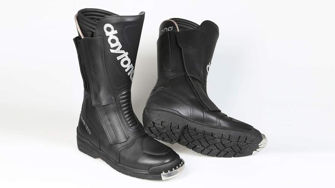 11 robuste Motorradstiefel für Asphalt und Schotter im Test