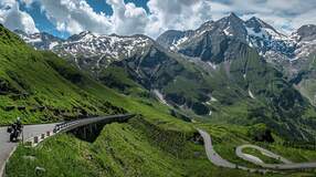 Panorama, Alpen, Wiese, Gipfelspitzen, Serpentinen, Motorradfahrer, Natur