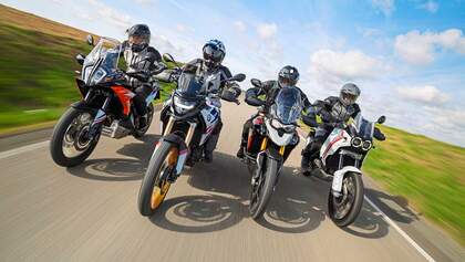 Gruppenbild, Landstraße, Reiseenduros, BMW, KTM, Ducati, Triumph, Fahrer