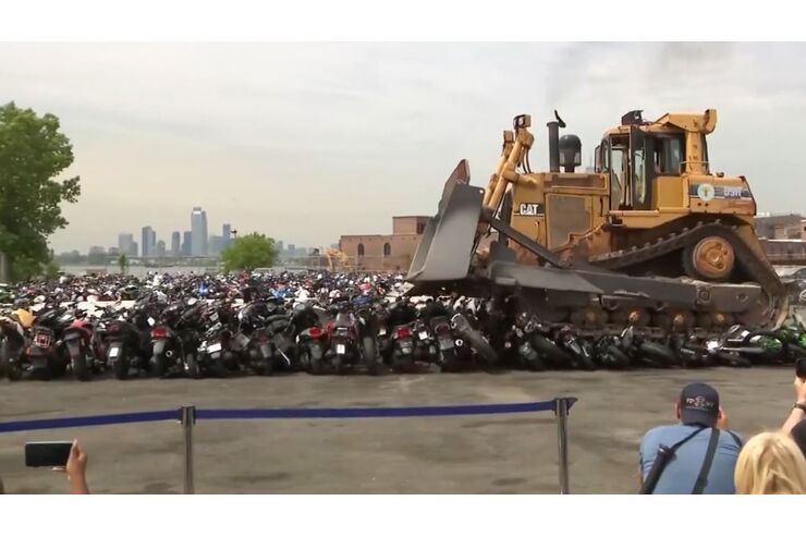 New York macht illegale Kräder platt: 900 Bikes und ein Bulldozer