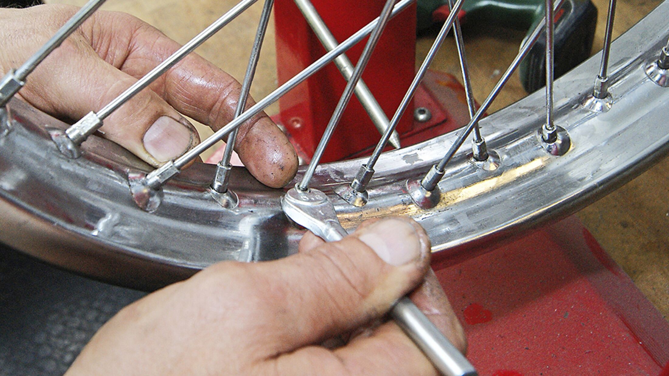 Ratgeber Motorrad-Speichenräder reparieren Teil 2
