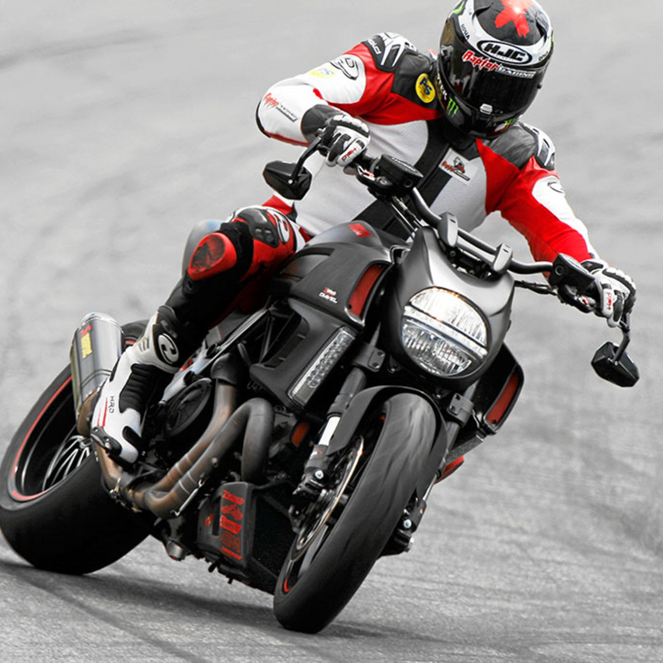 Racebike Zietech-Ducati Diavel im Test