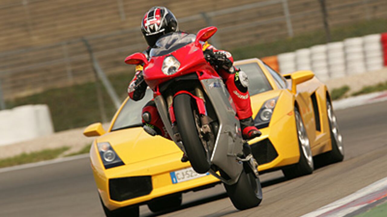 Auto gegen Motorrad: Lamborghini Gallardo gegen MV Agusta F4 1000 S auf der  Rennstrecke